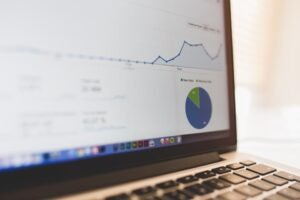 لابتوب يعرض مخططات تحليلات جوجل للسيو وGEO في الإمارات