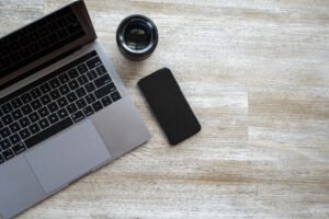 مساحة عمل مرتبة بها لابتوب ولوحة مفاتيح للاستعداد لإطلاق موقع إلكتروني في السعودية